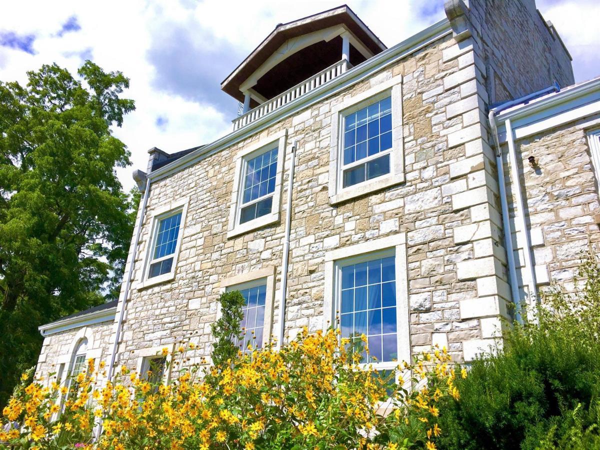 All Suites Whitney Manor Kingston Exterior photo